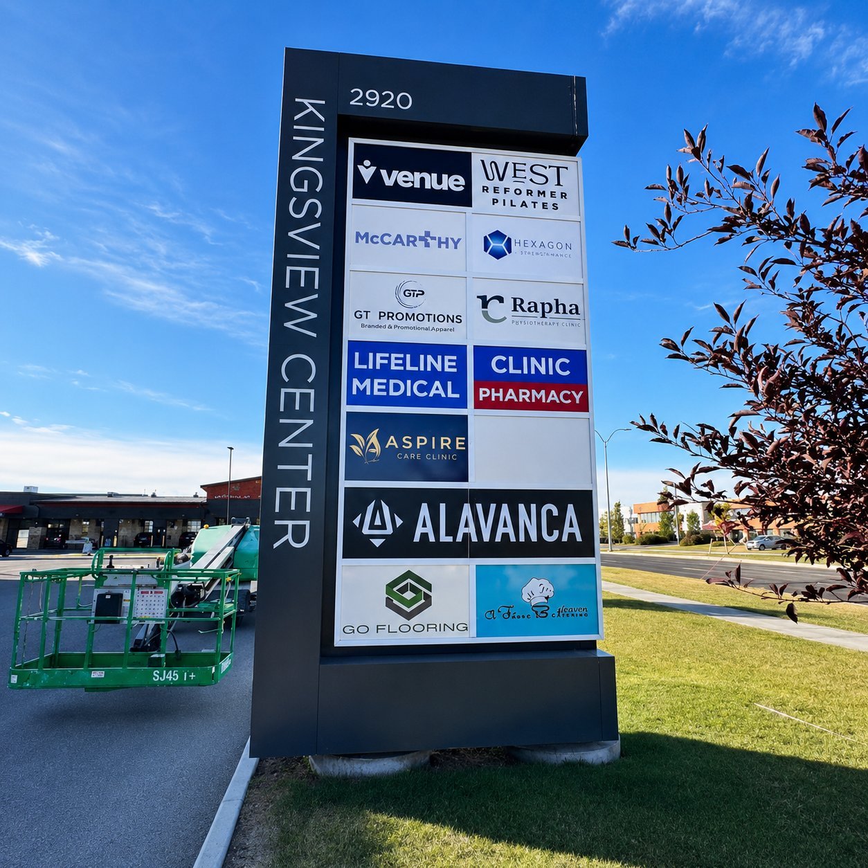 Pilón multiinquilino que muestra estructura que coordina a múltiples inquilinos Multi-tenant pylon sign with tenant panels and address marker, mounted on a structural steel base
