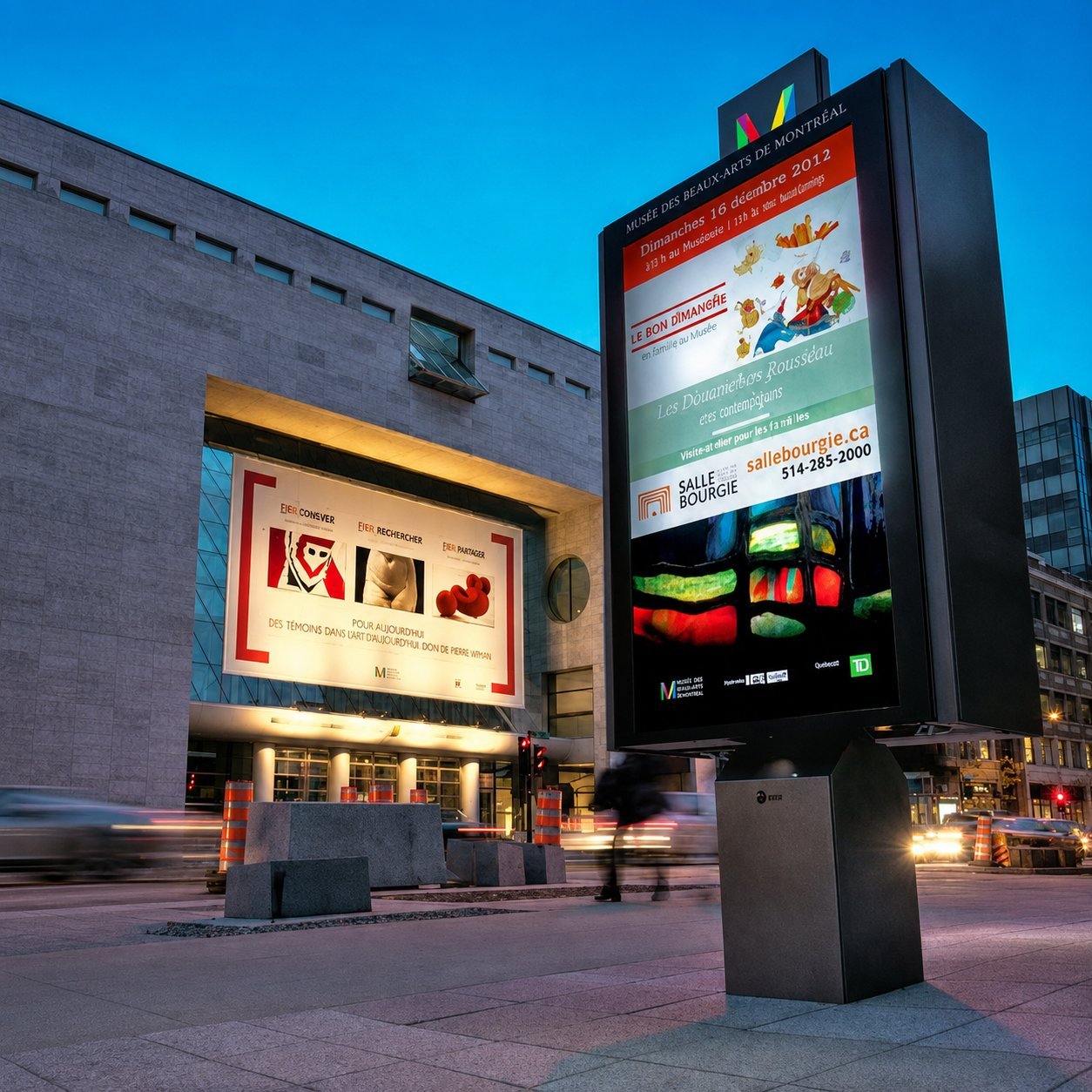Pantalla LED exterior coordinada con señalización arquitectónica en la misma fachada Stone museum facade with large outdoor LED billboard and matching backlit architectural wall sign at street level