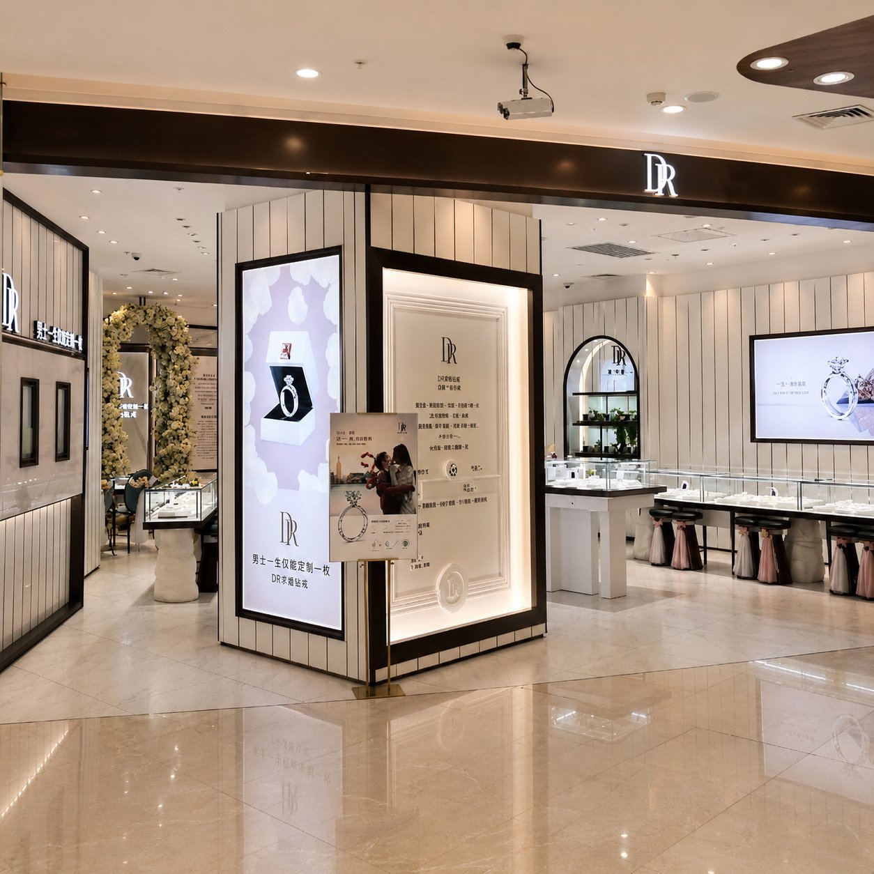 Pared de marca retroiluminada como una pieza de señalización minorista coordinada Jewelry store interior with backlit brand wall, mirror, and product display cases