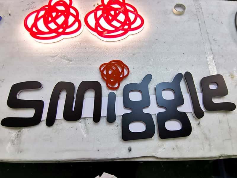 Smiggle_Logo_Letters_Sign_05