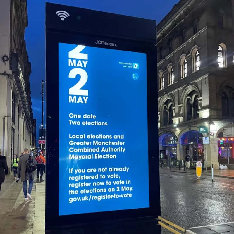 Outdoor digital sign operating in a wet city environment