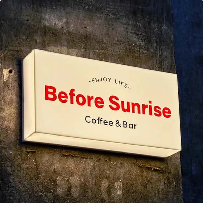 Wall-mounted outdoor light box with an enclosed illuminated face